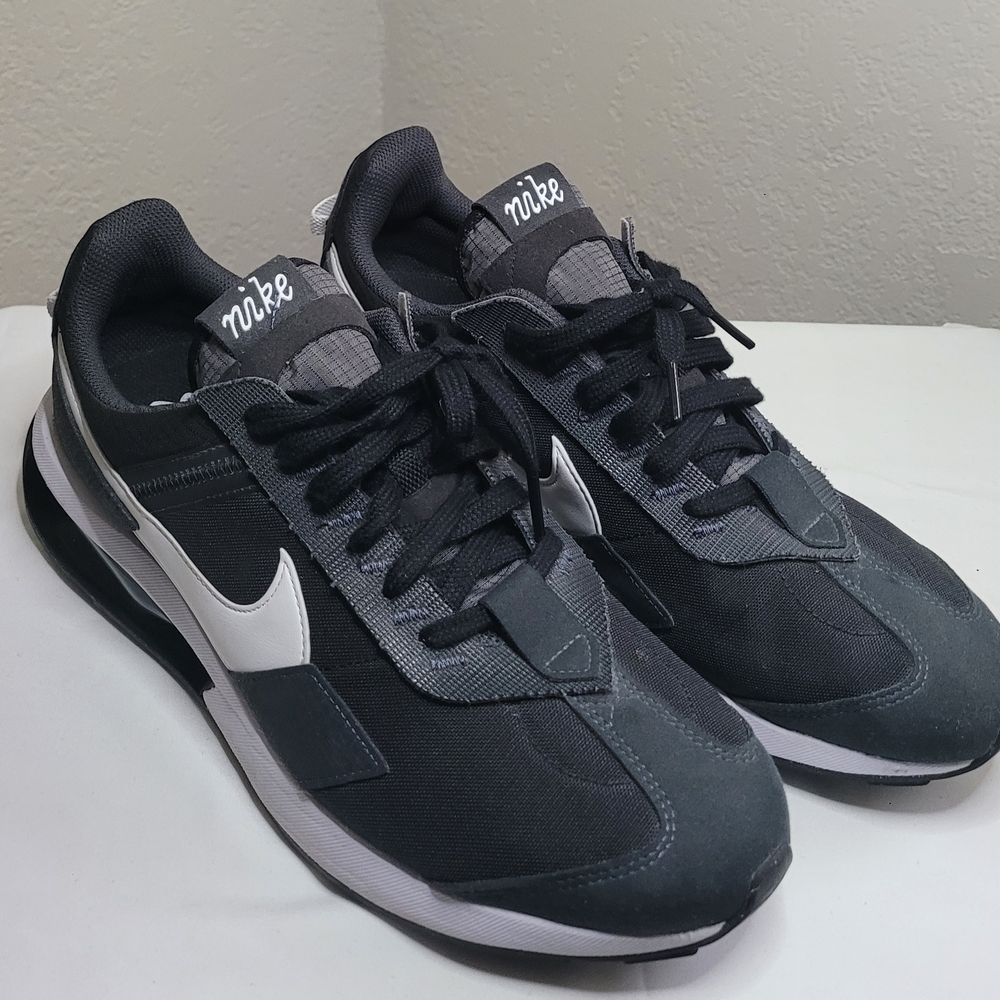 Nike Women's Black and Gray Sneakers